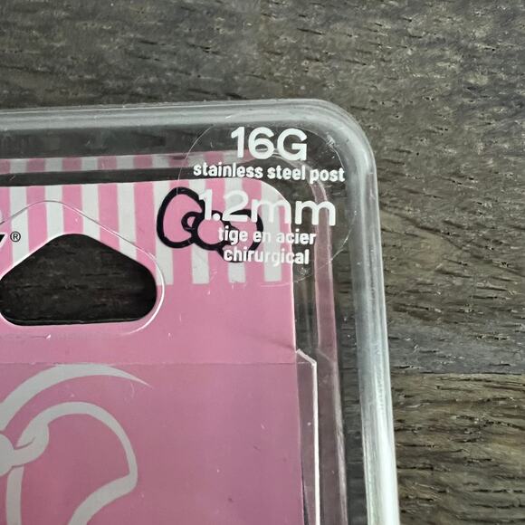 New Hello Kitty Stainless Steel Enamel Face 16G 1.2mm Cartilage Earring - Picture 9 of 9